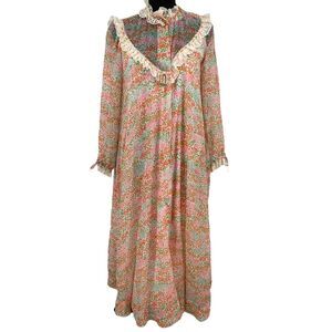 Vintage Saks Fifth Avenue 70's Tulip Print Chiffon Lace Robe